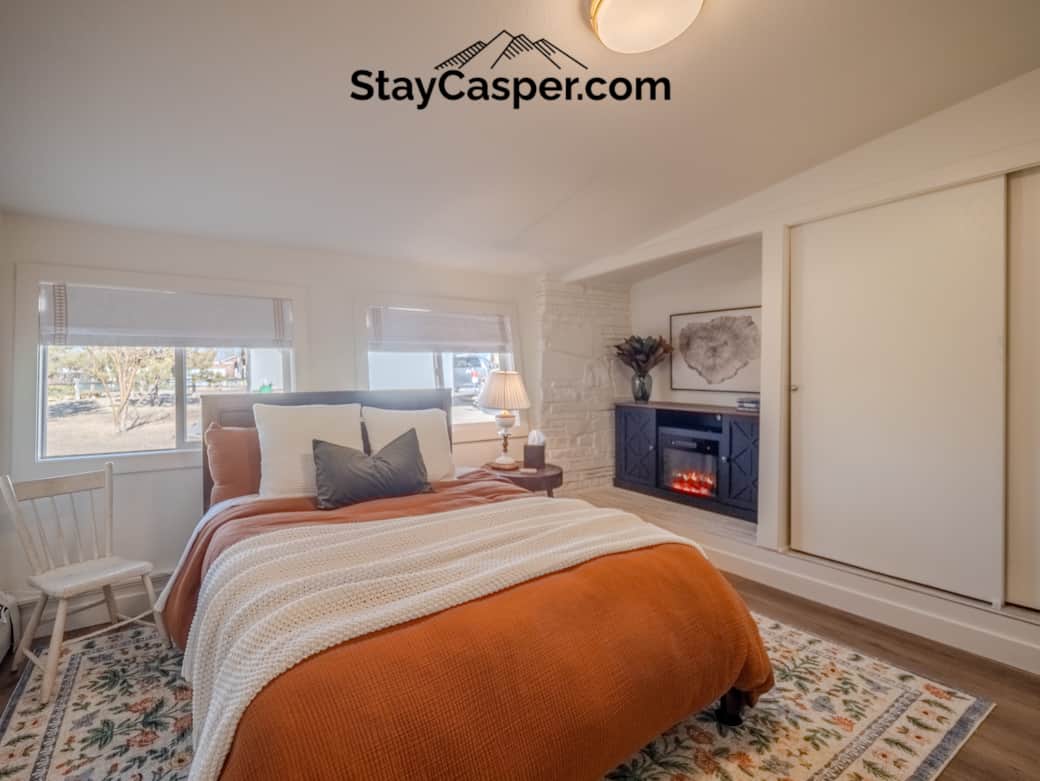 StayCasper+Bedroom2 Full bed & fireplace 
