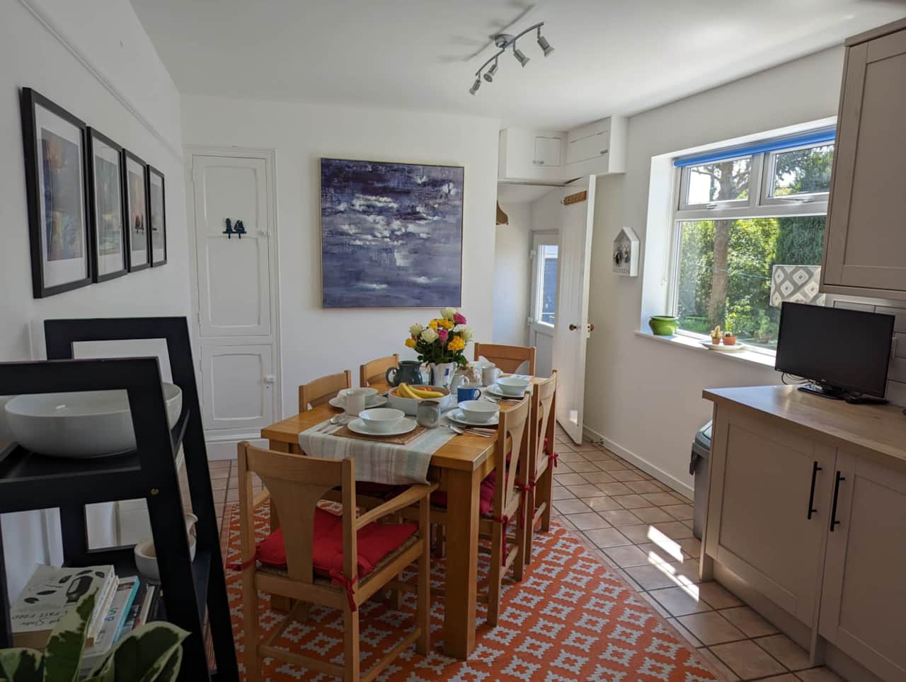 Kitchen - sunny and overlooking the garden