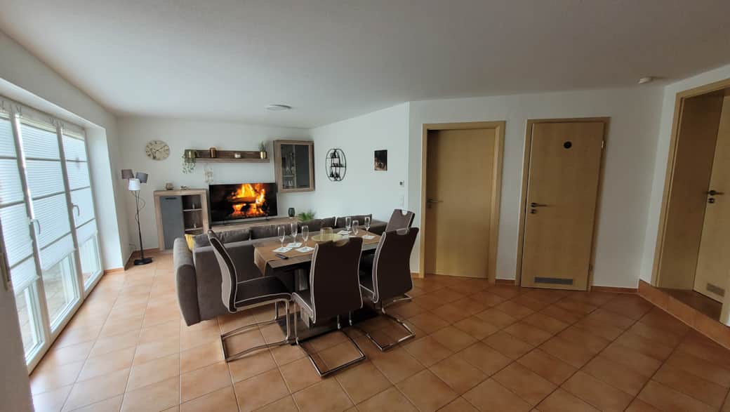 Wohnzimmer mit Esstisch