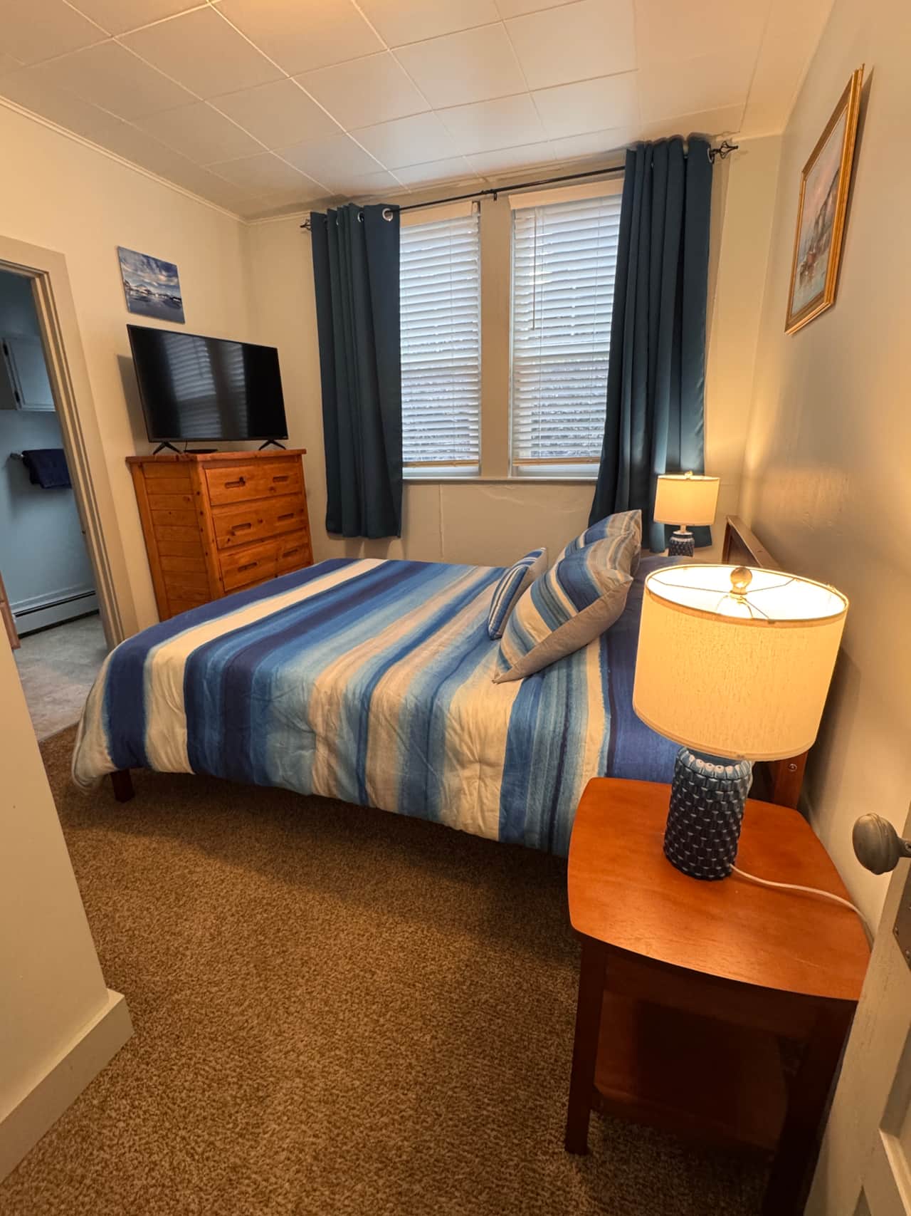 Cozy Queen bed w Smart TV 