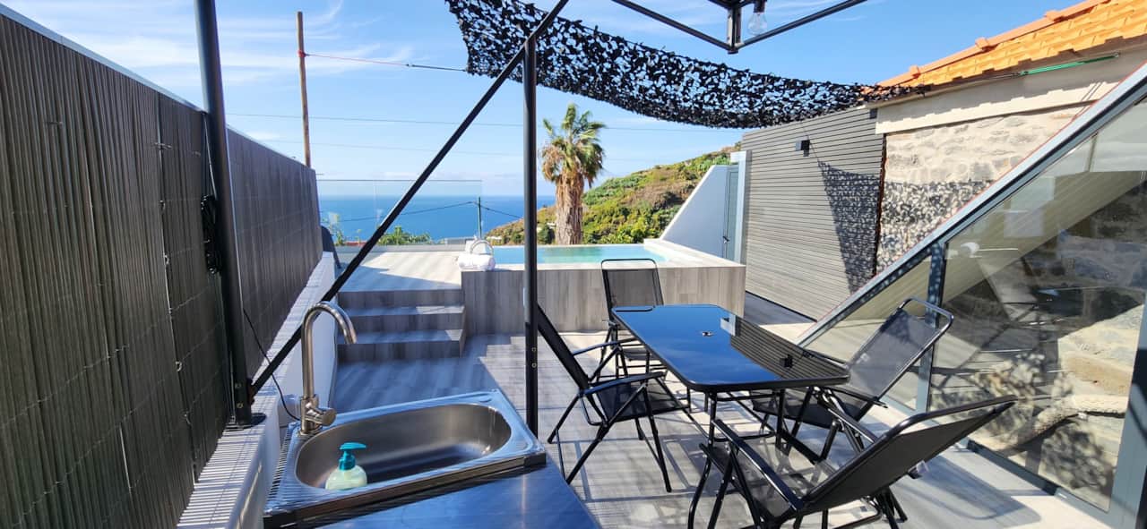 Floeca ocean-view terrace with dining, shade and rooftop pool—your perfect Madeira outdoor escape