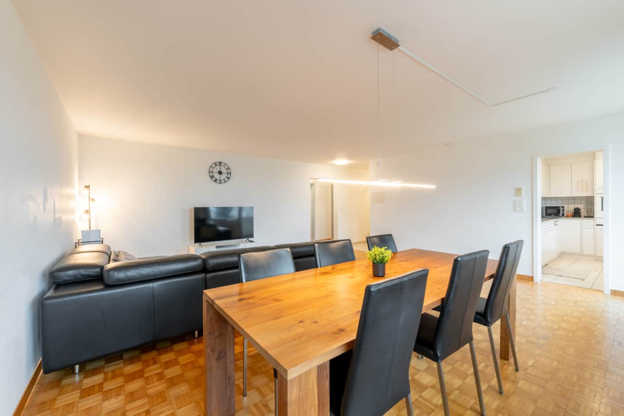 Swiss Suites Oberrohrdorf — dining area
