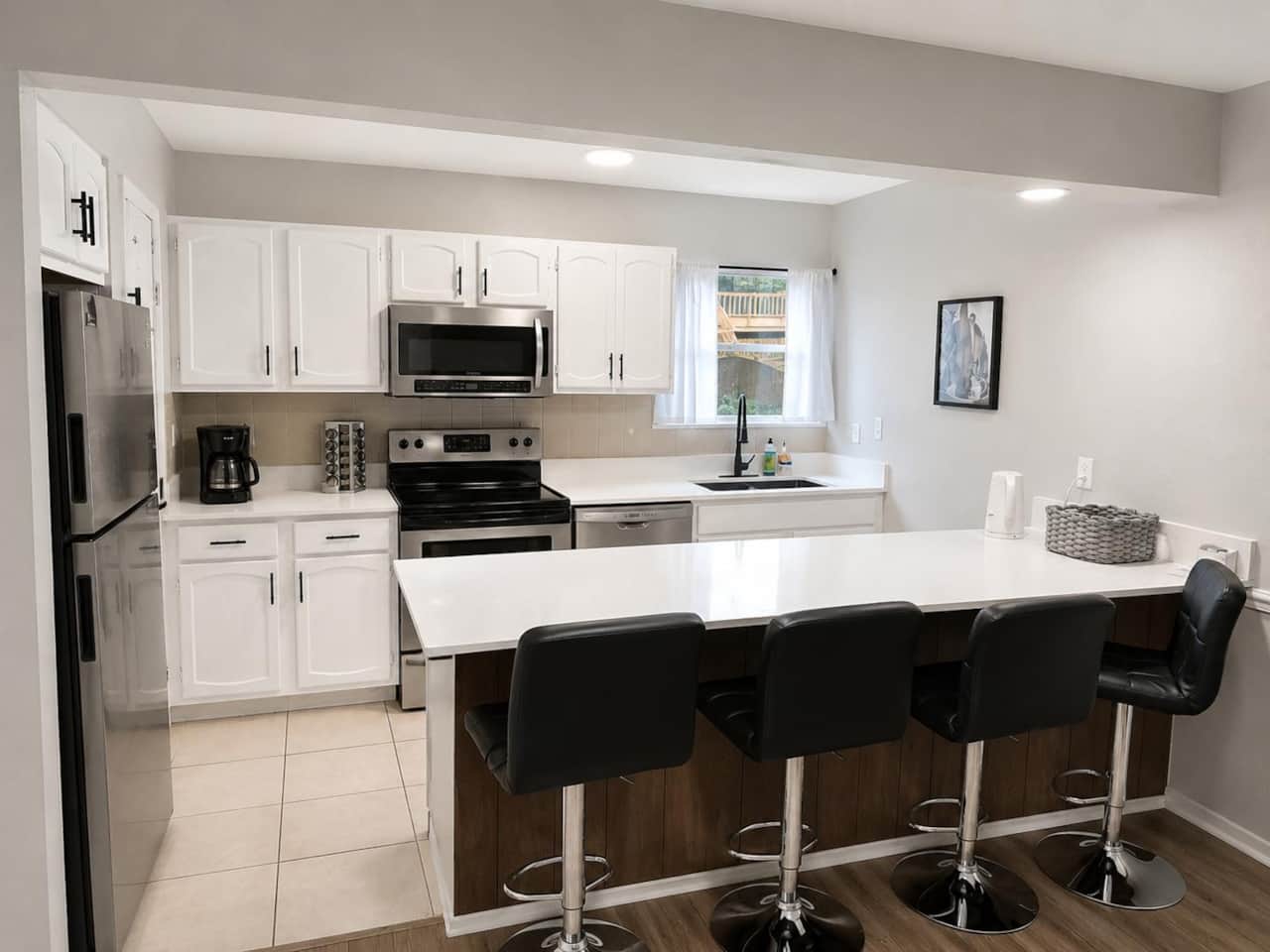 3. Kitchen and dining room area. Seating 4 people