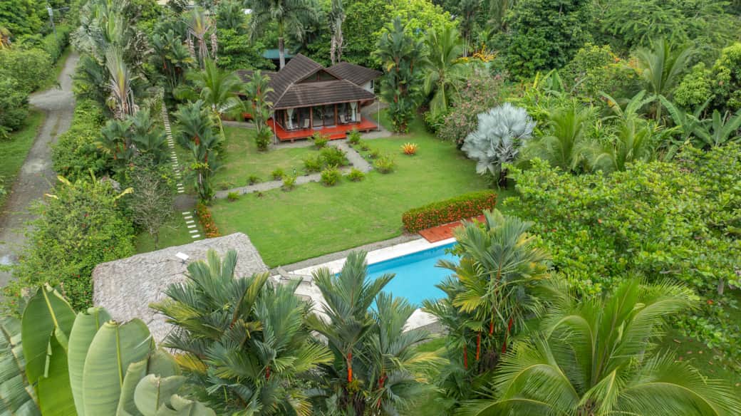 Vista aérea del jardín y la casa principal
