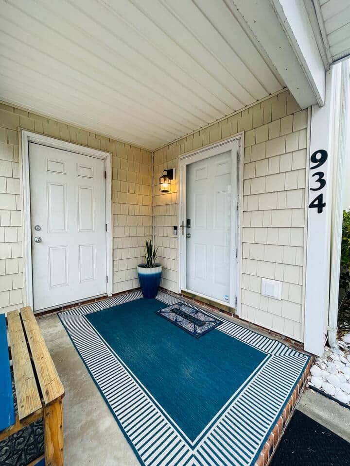 Covered front porch & main entrance