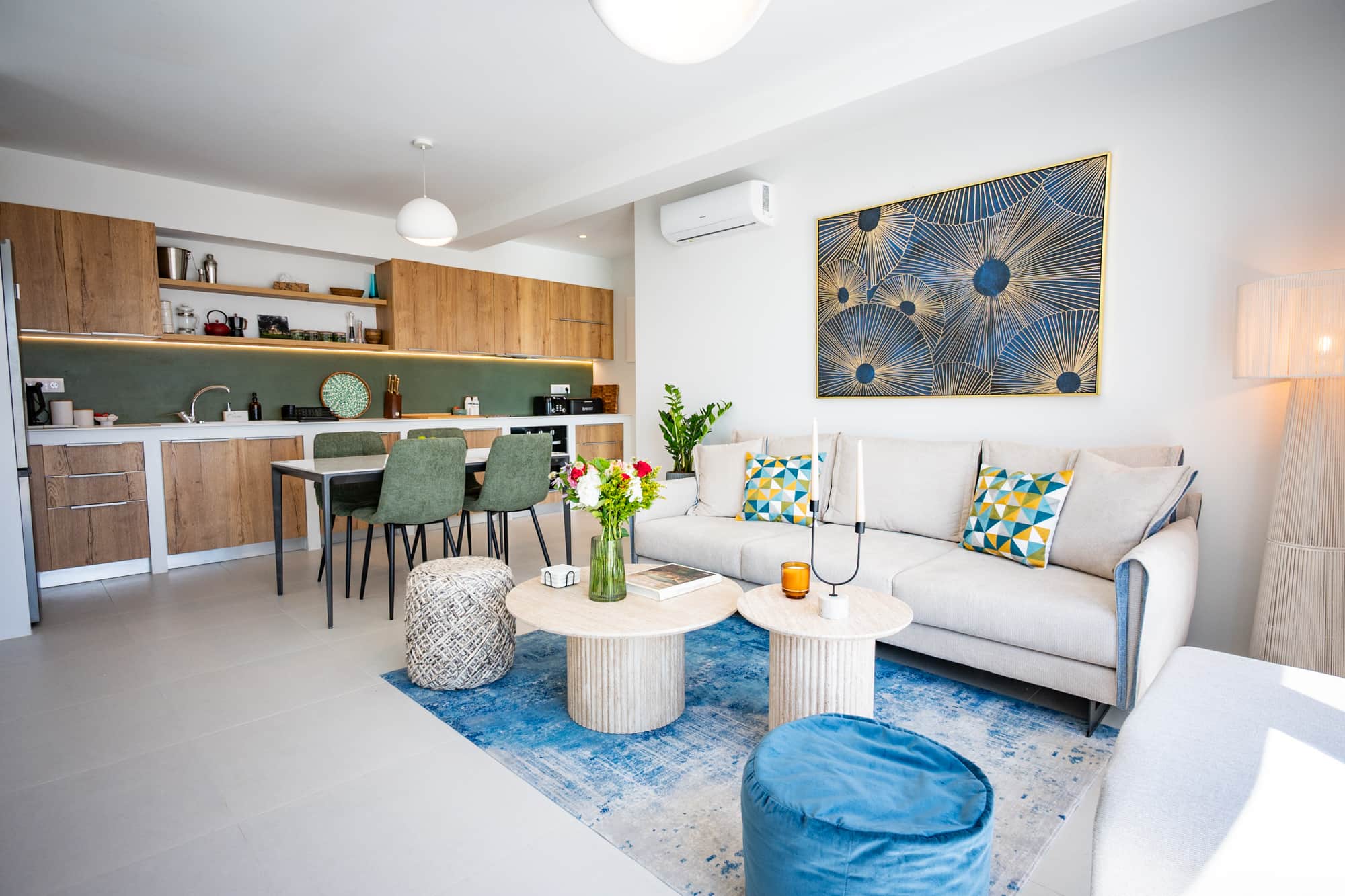 https://l.icdbcdn.com/oh/11e7f694-4a7e-420f-81c2-1855a0dbdf2e.jpg?w=2080-5