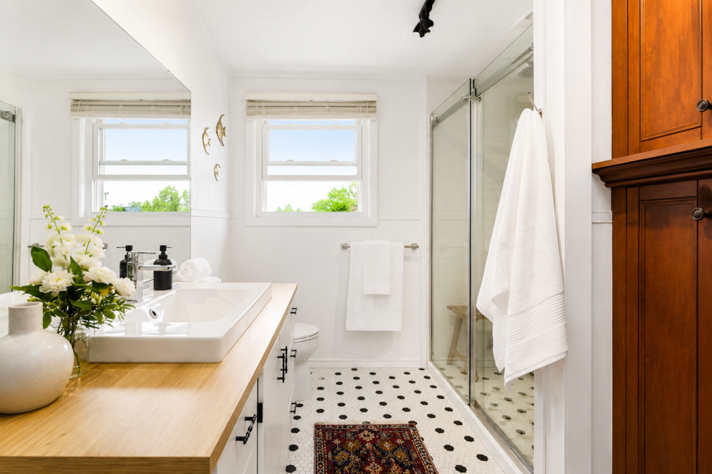 Bright and modern farmhouse bathroom