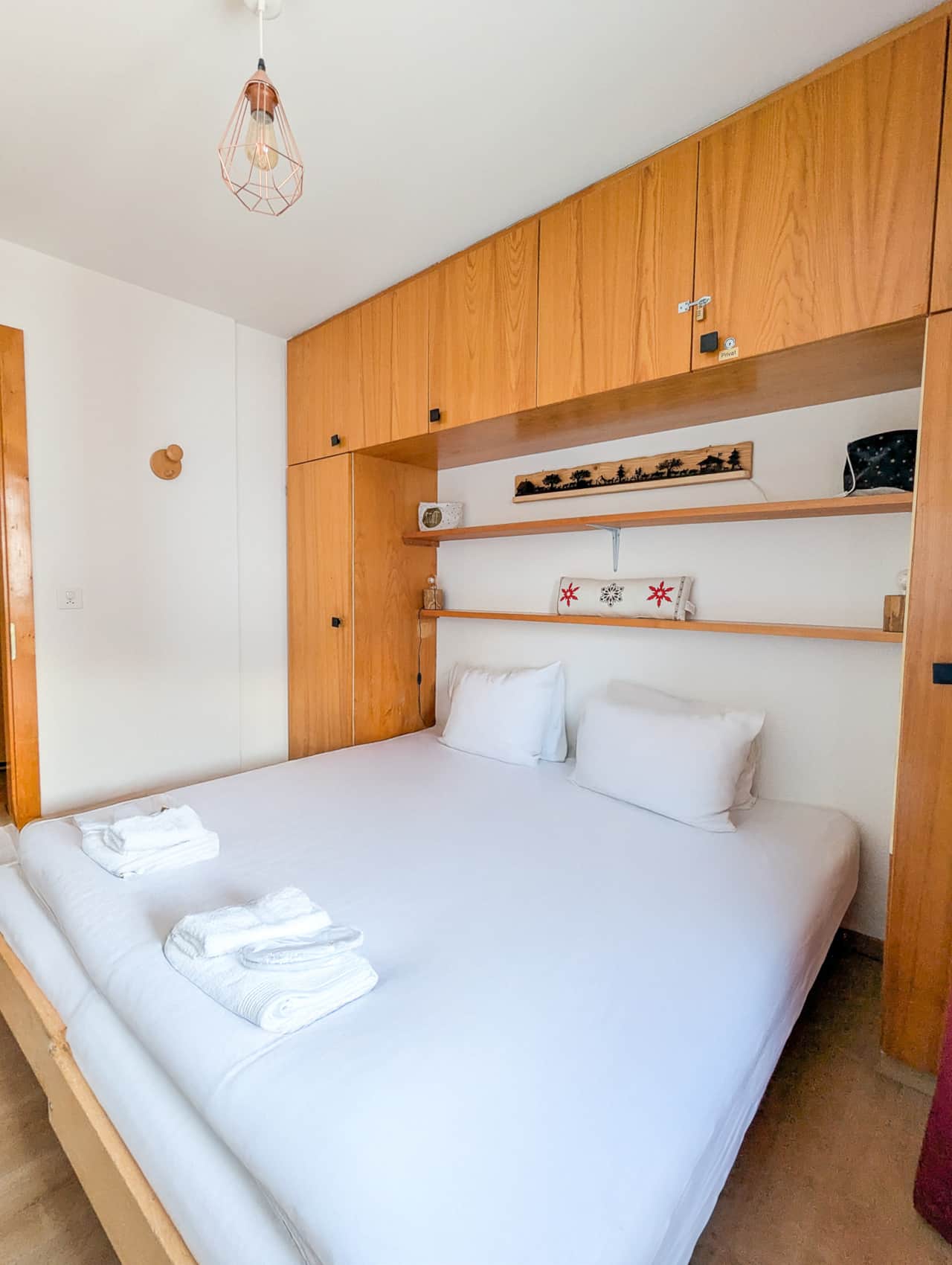 Großes Doppelbett mit eingebauten Regalen zur Aufbewahrung Ihrer Sachen.