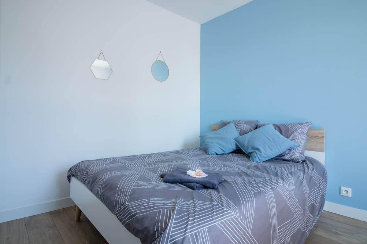 Lit 140x190 avec matelas à mémoire de forme