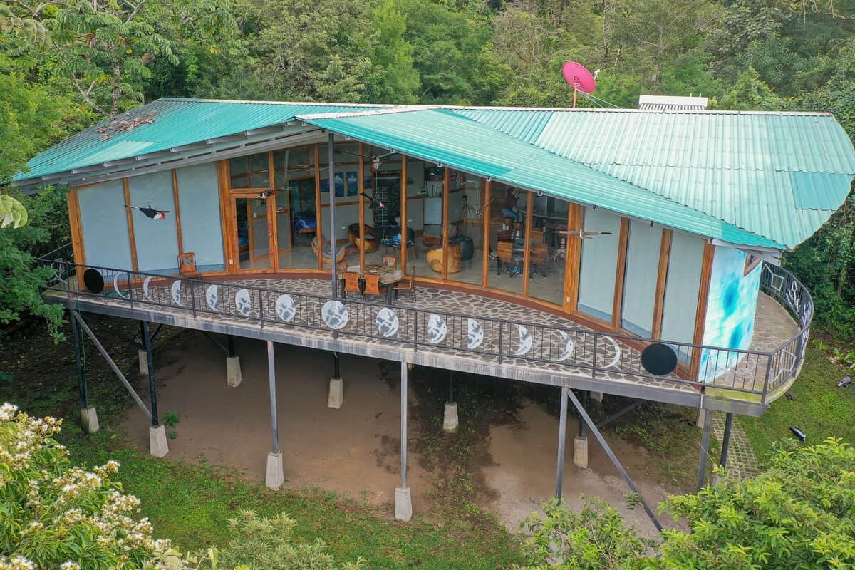 Enjoy a panoramic view of the house surrounded by lush nature and a peaceful atmosphere.