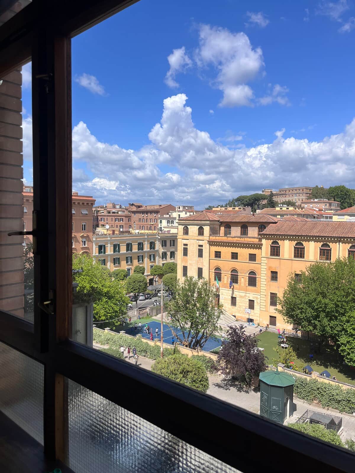 Balcone con vista sulla cupola di San Pietro.