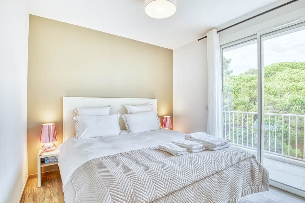 Bedroom 2, King size bed (180x200cm) forest view Bedroom 2, King size bed (180x200cm) forest view