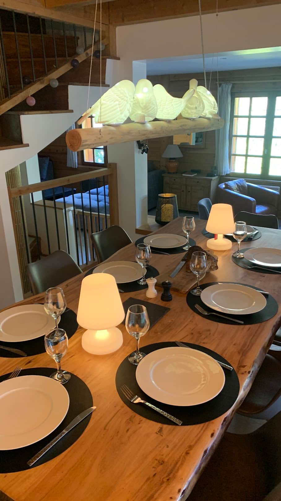 Vue d'ensemble du salon et de la salle à manger du chalet Mont Milo depuis la mezzanine