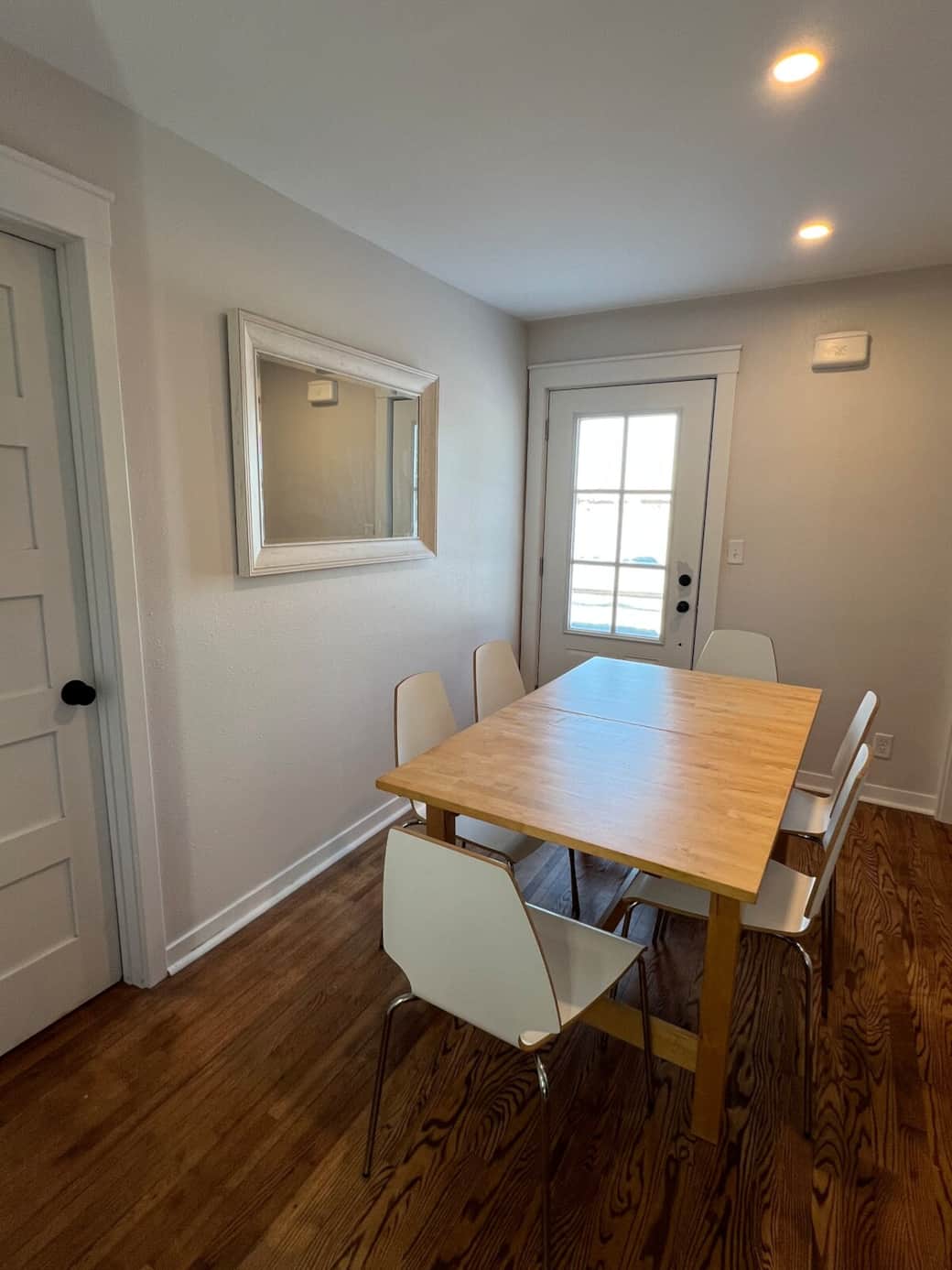 Dining room seats 6 comfortably