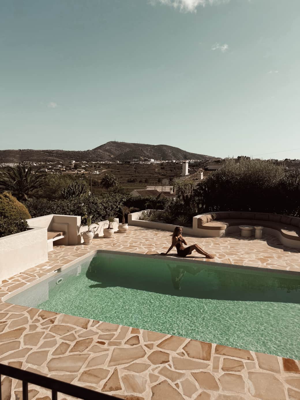 Uitzicht vanaf het terras over het privézwembad en lounge.