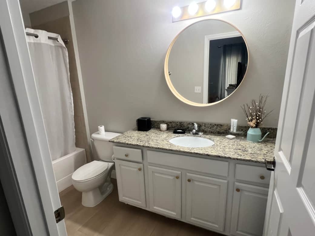 Bathroom attached to Twin bed x2 bathroom