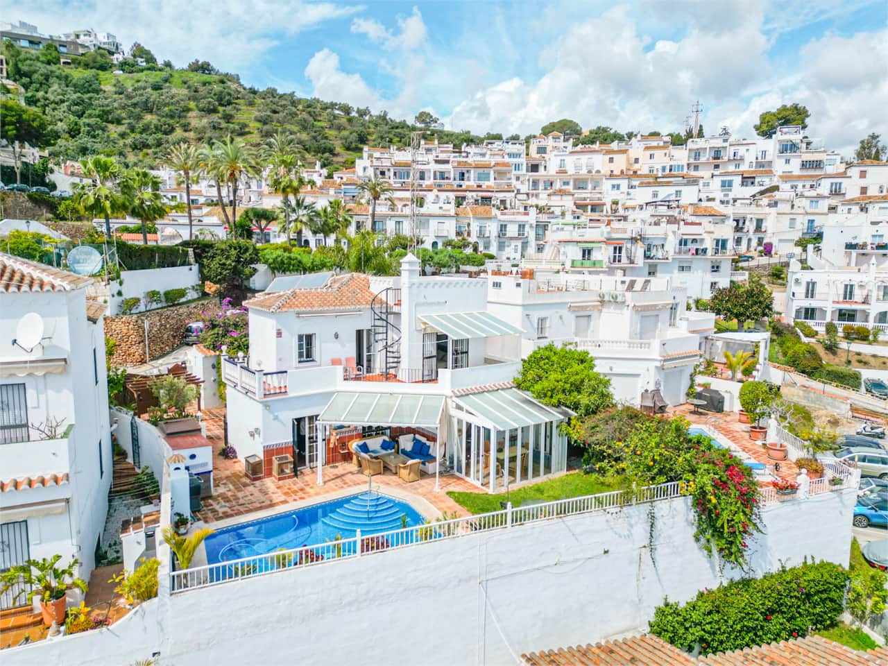 Villa de lujo con piscina privada y vistas al mar.