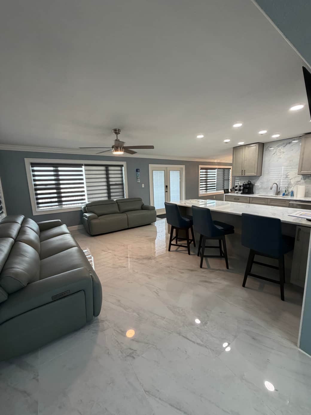 Sitting area by kitchen