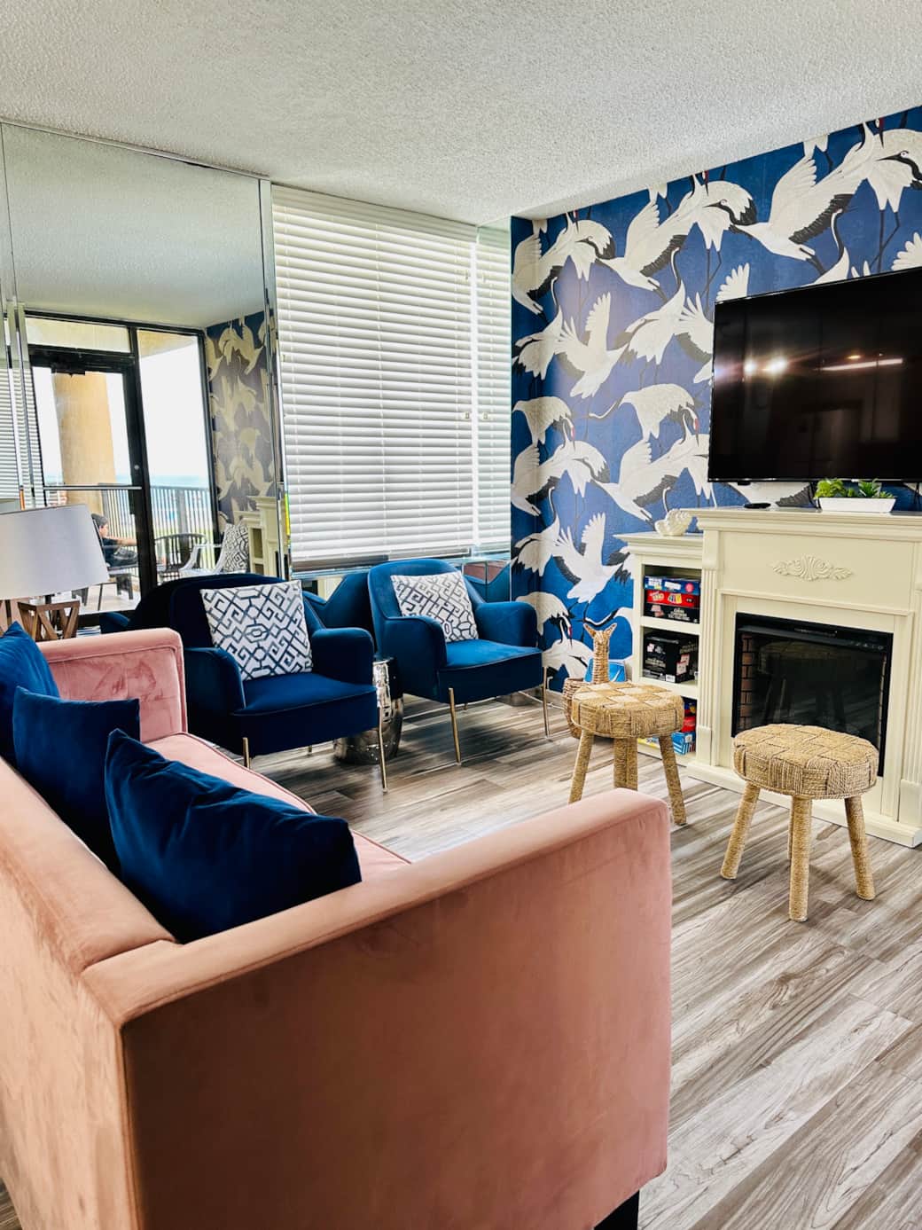 Recently updated living area will have you feeling like you're in a 5 star hotel! Recently updated living area will have you feeling like you're in a 5 star hotel!