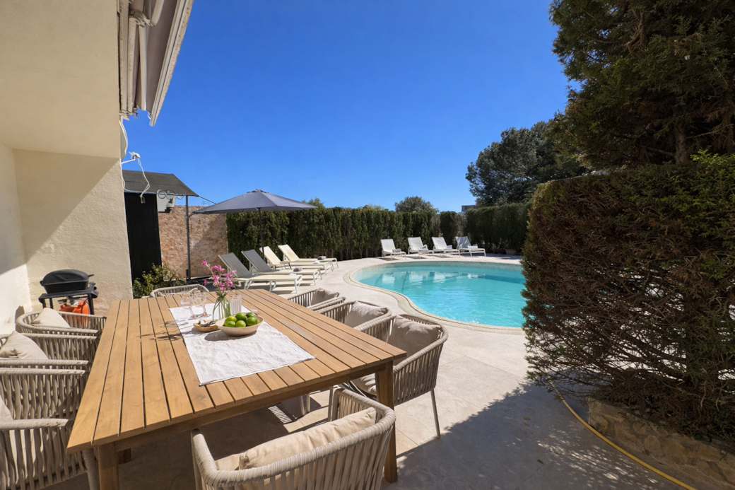 Mediterraneaner Poolbereich mit Sonnenschirmen