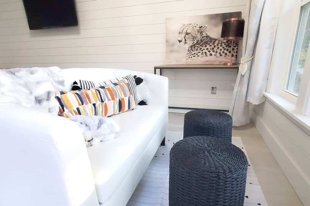Walk in to bright white walls, dramatic contrasting black ceilings and a romantic living space featuring a plush lounger to relax, recoup, and unwind. The room is cozy and romantic, but has plenty of room to move. Walk in to bright white walls, dramatic contrasting black ceilings and a romantic living space featuring a plush lounger to relax, recoup, and unwind. The room is cozy and romantic, but has plenty of room to move.