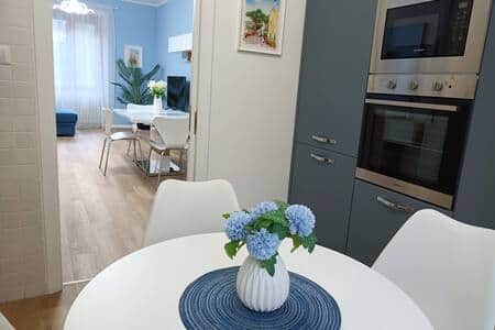 panoramica dalla cucina al soggiorno