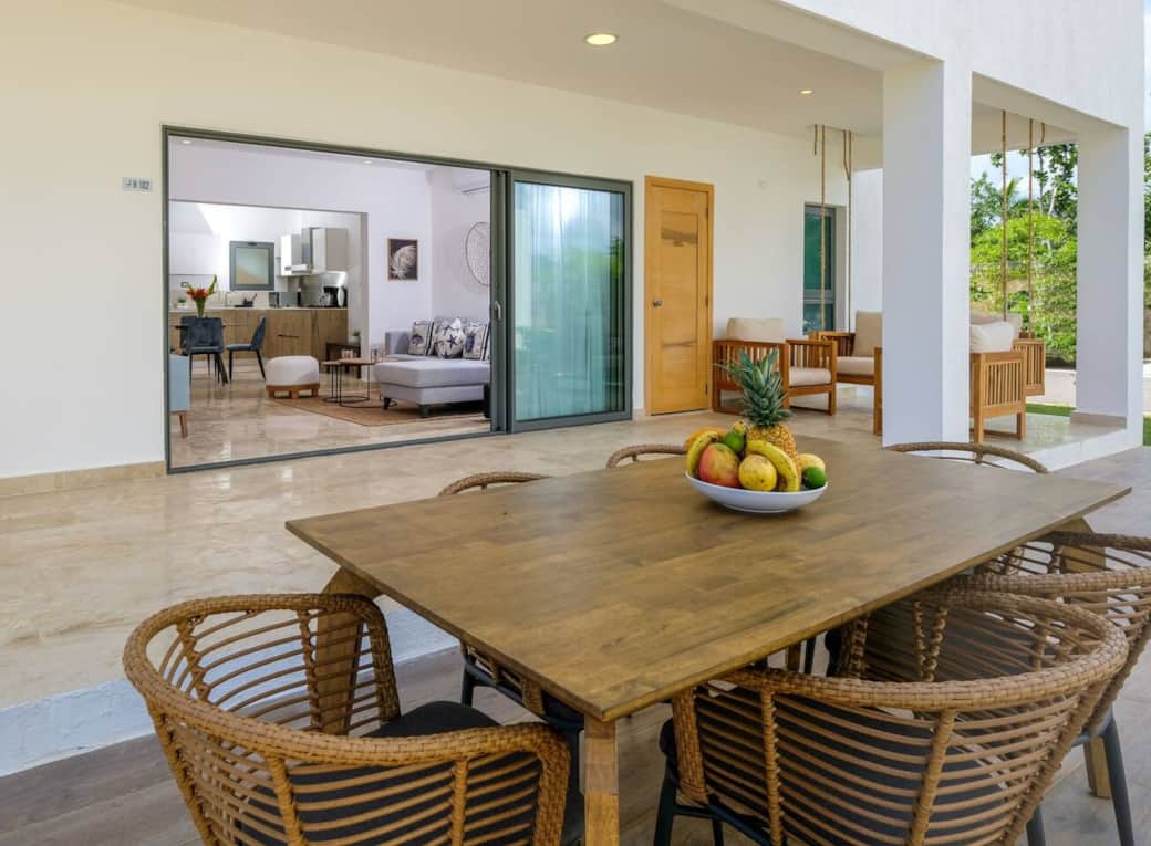 Outdoor dinning table