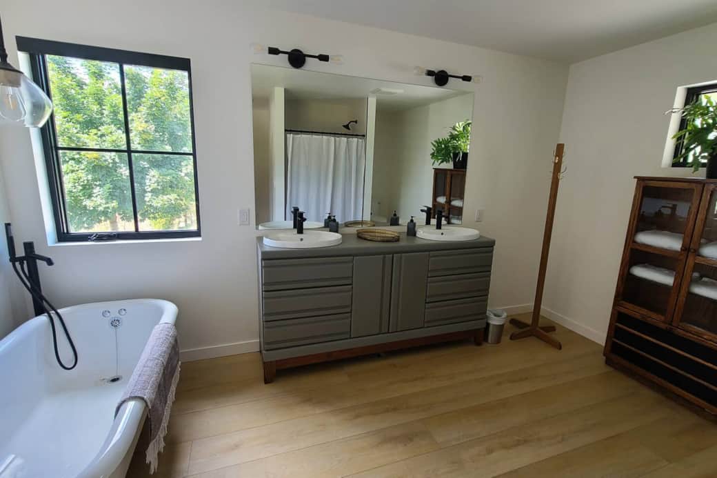 This is the en suite. The walk-in shower is not visible in this angle.
