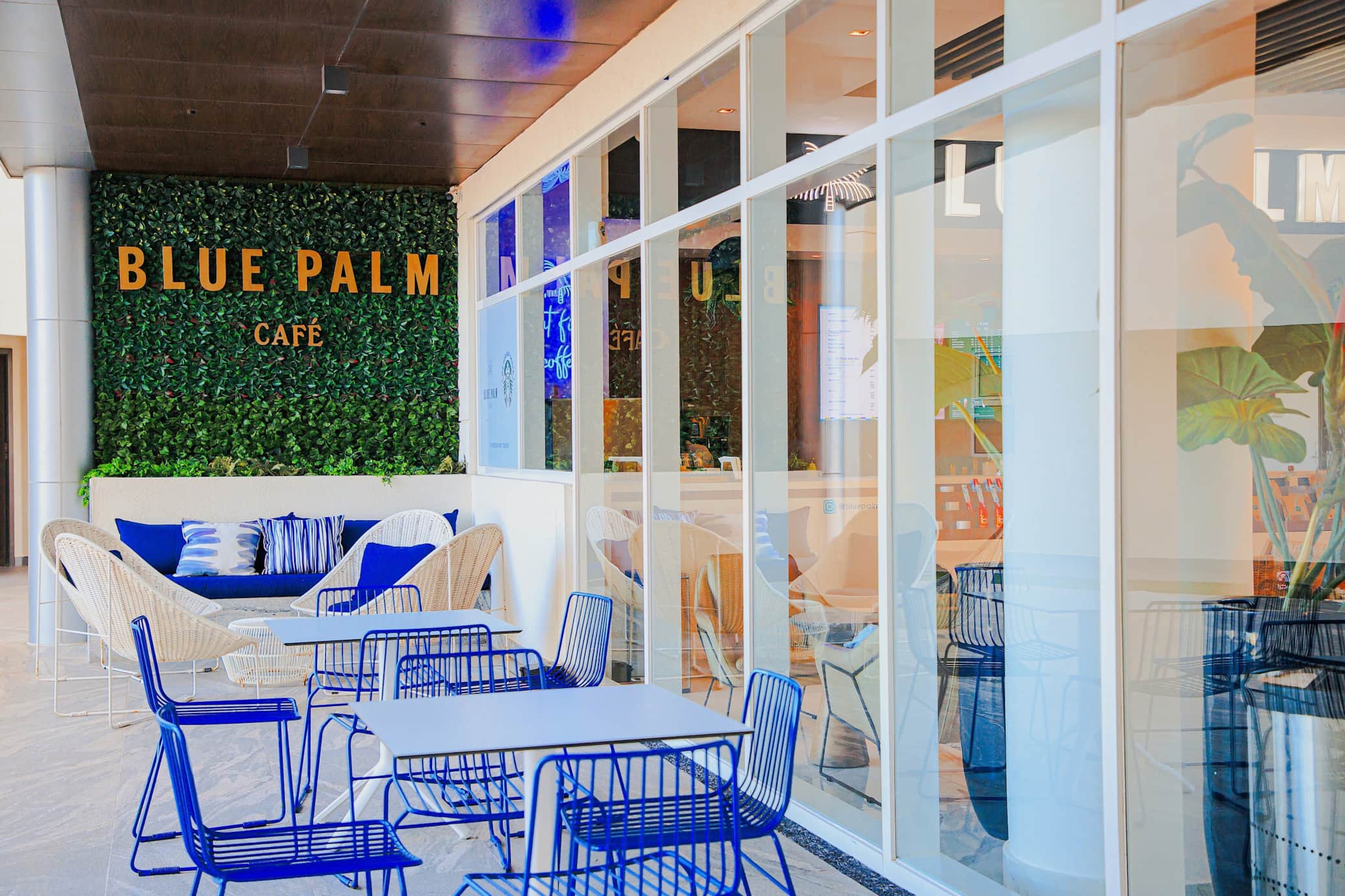 Blue Palm Cafe, outdoor seating (Starbucks coffee, snacks, lunch. brunch, room service)