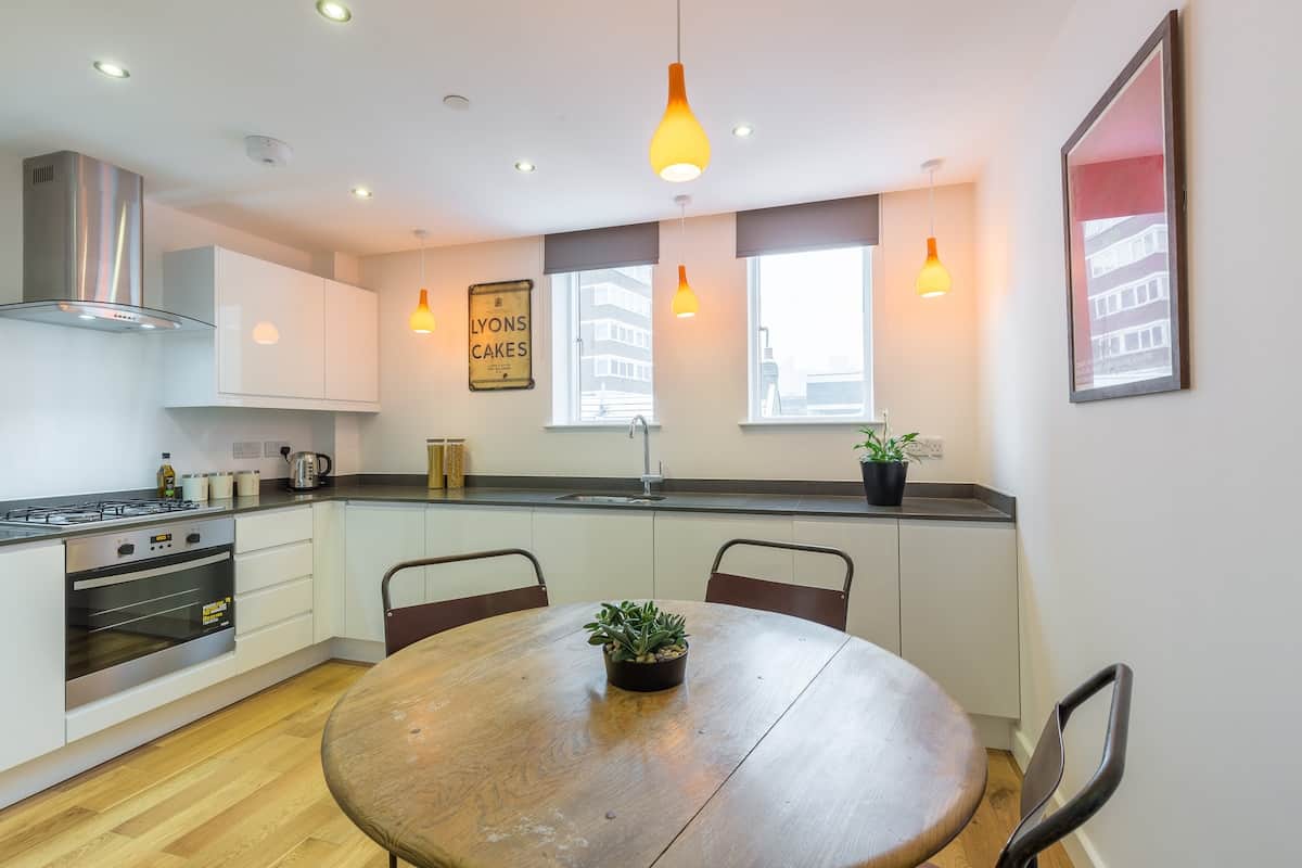 Fully fitted open plan kitchen with washing machine and dishwasher, perfect for a meal preparation after a day visiting the city.