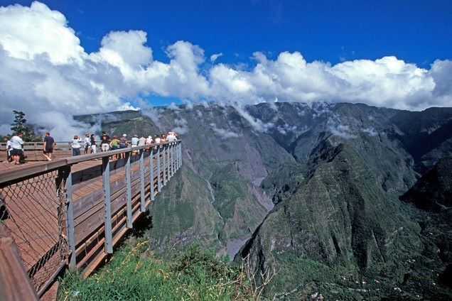 touristes admirent montagne sur belvédère