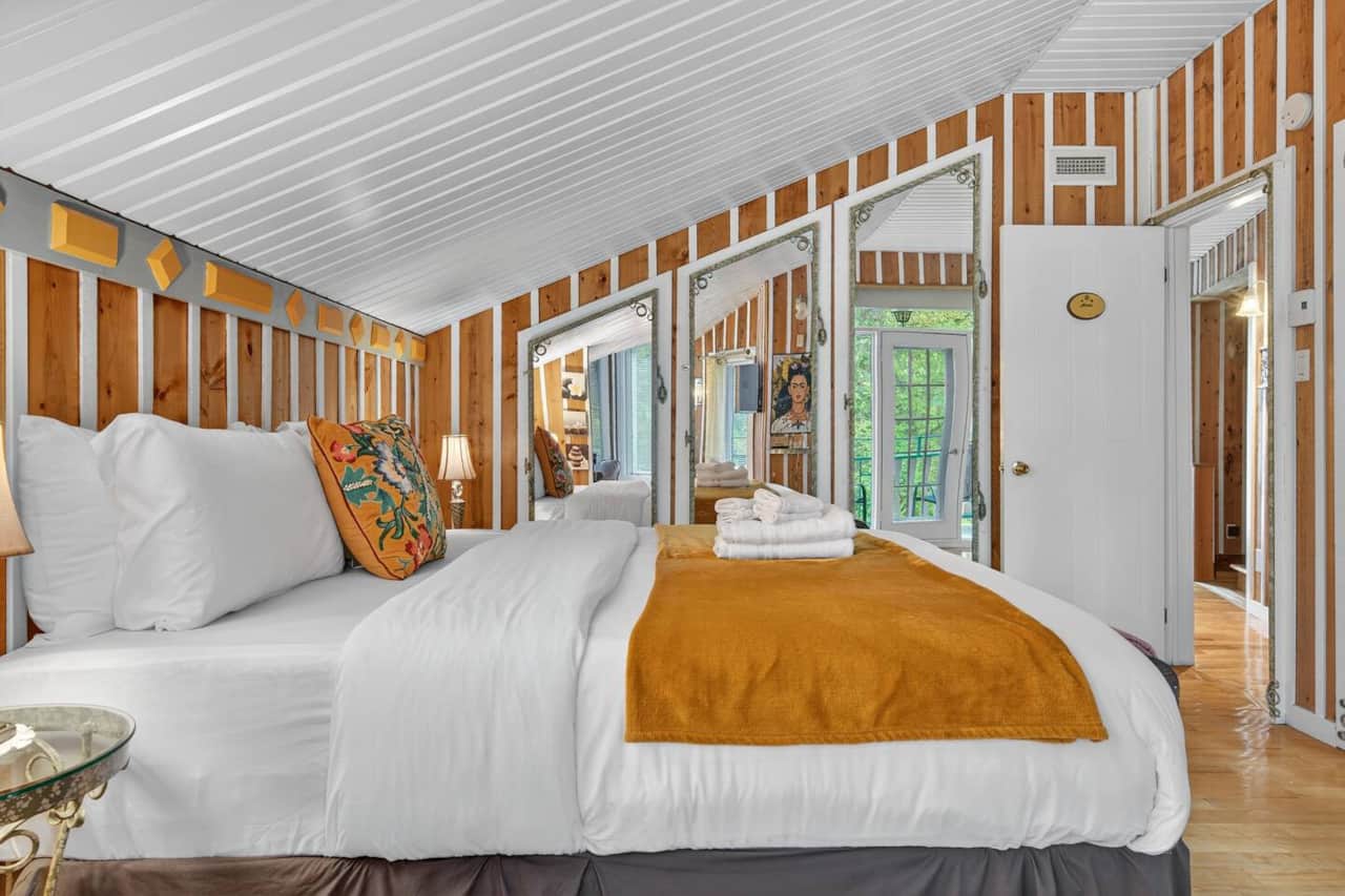 Bedroom (King bed)
