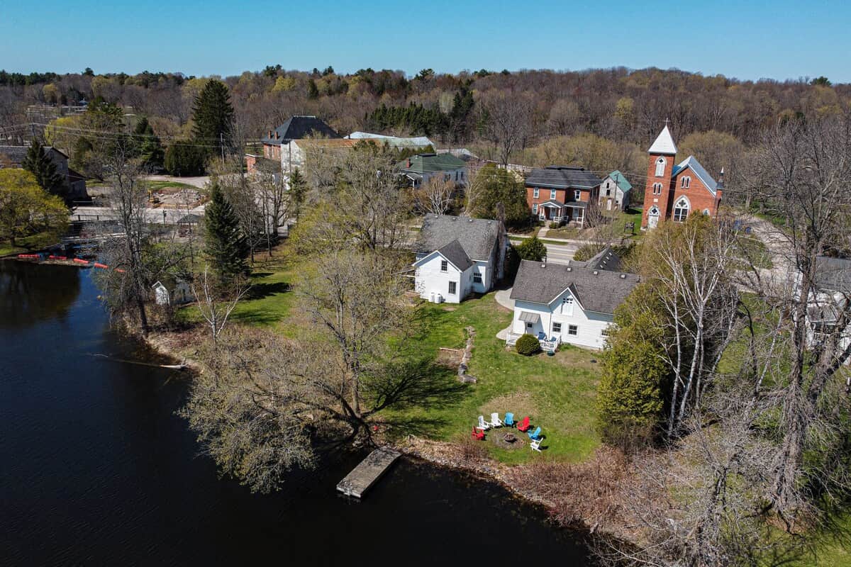 Aerial view of Kingsgate Lakehouse and Upper Beverley Lake