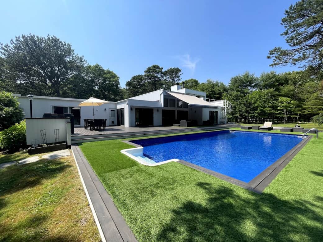 Expansive deck with astro turf and mahogany wood Expansive deck with astro turf and mahogany wood