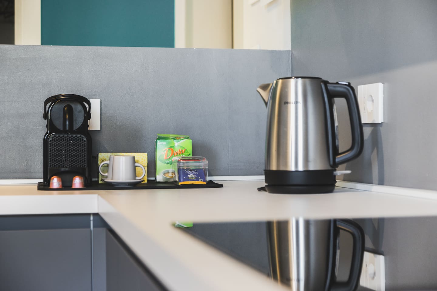 Macchina del caffè Nespresso e Bollitore Philips