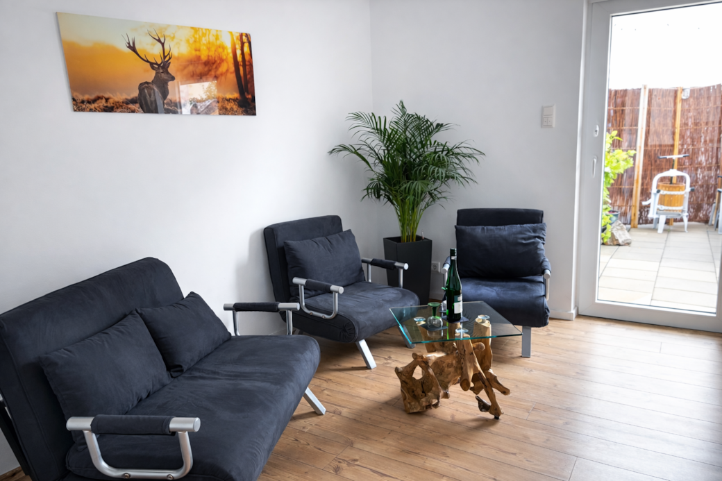 Wohnzimmer Sessel mit Blick zur Terrasse