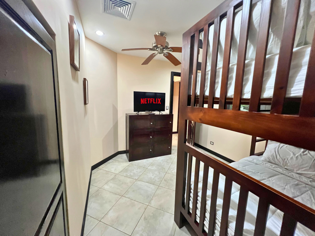 Cozy bunk room with smart TV and Netflix—perfect for relaxing after a day in Jacó.