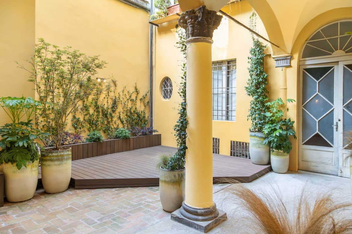 Charming stay in Bologna, reserved internal garden with plants and courtyard.