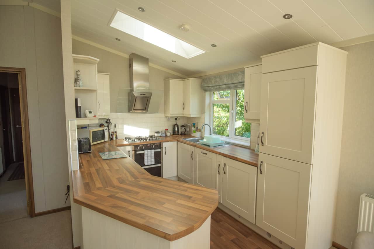 The open planned kitchen in the living area, equipped with all necessities. 