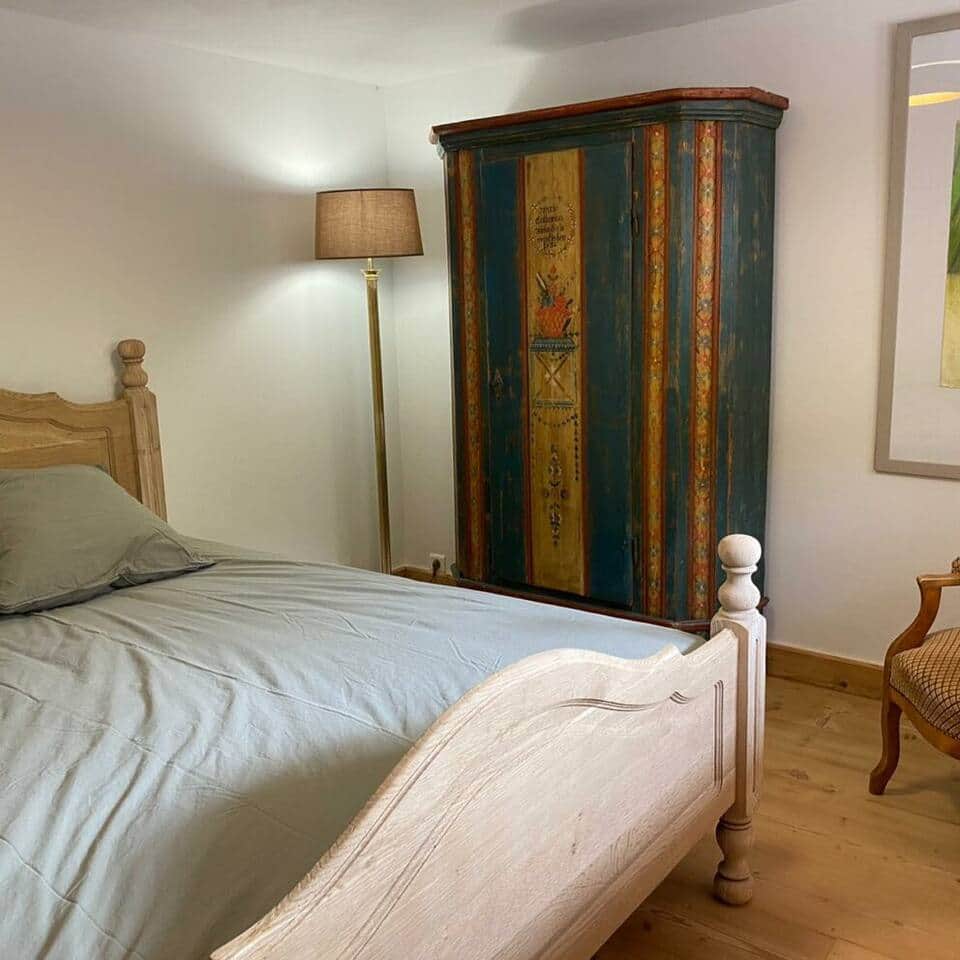 Schlafzimmer Bett 180x200 - Kleiderschrank und Stuhl