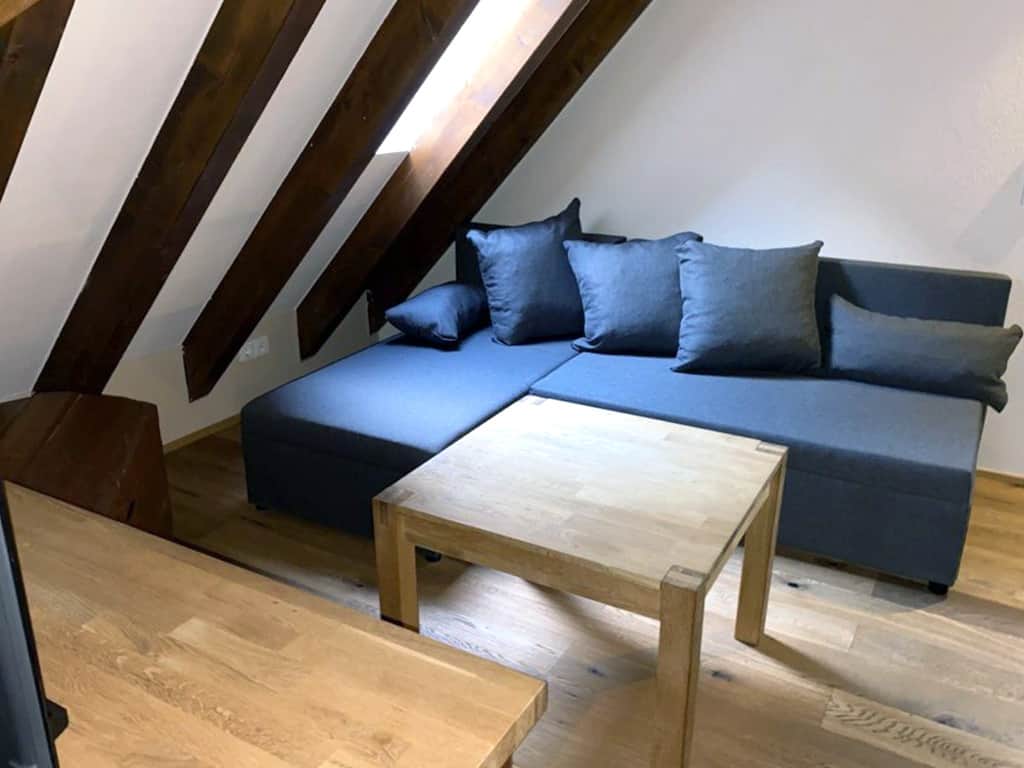Wohnbereich mit ausziehbarer Couch