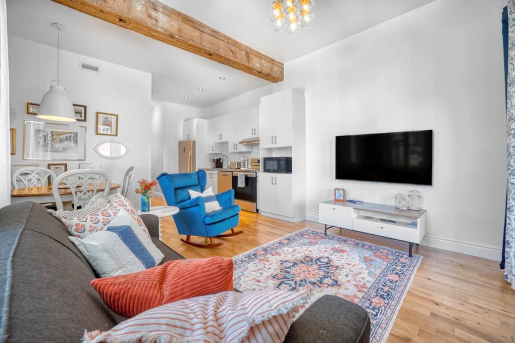 L’espace salon s’ouvre harmonieusement sur la salle à manger et la cuisine, inspiration d'époque créant un lieu idéal pour partager des moments en famille ou entre amis. Divant lit pour deux personnes supplémentaire L’espace salon s’ouvre harmonieusement sur la salle à manger et la cuisine, inspiration d'époque créant un lieu idéal pour partager des moments en famille ou entre amis. Divant lit pour deux personnes supplémentaire