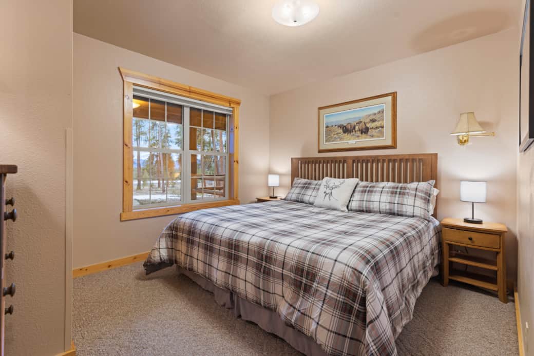 Downstairs Bedroom- King Bed