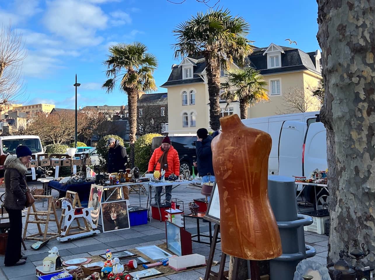 LA PREMIERE BROCANTE DE L'ANNEE A DINARD