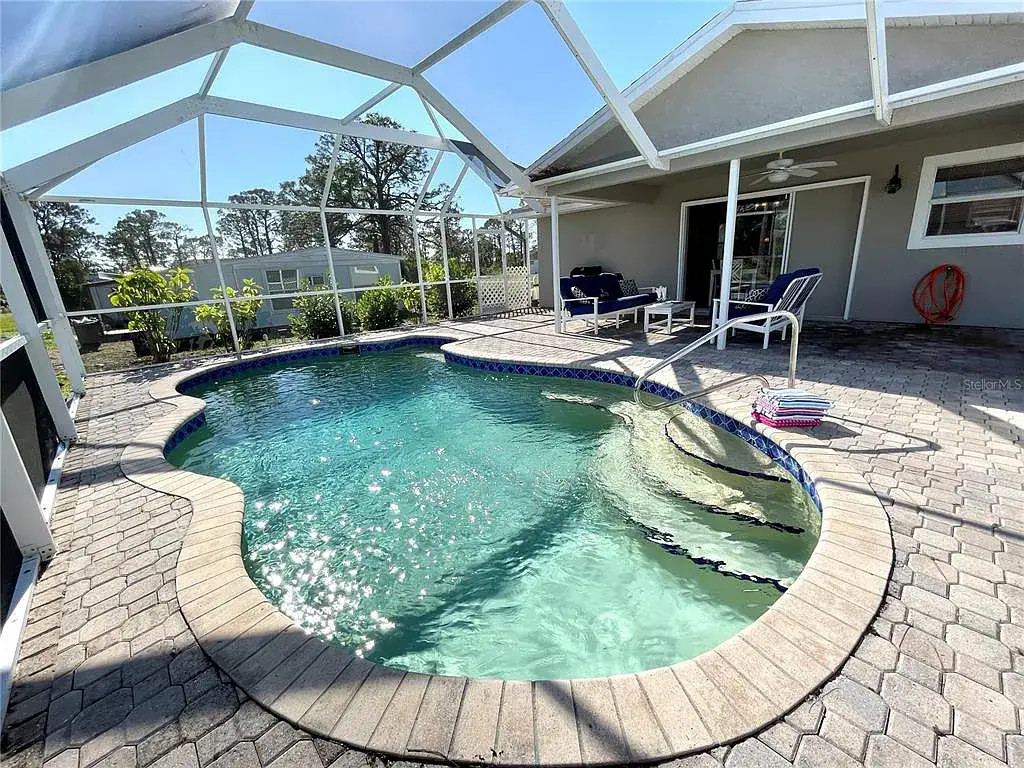 Screened-in Pool Screened-in Pool