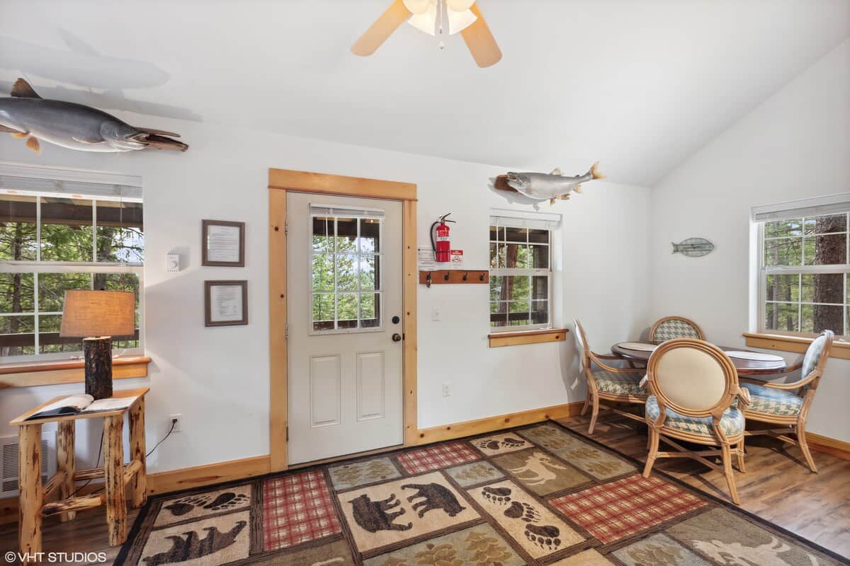 Cabin 2 - Dining & Entry