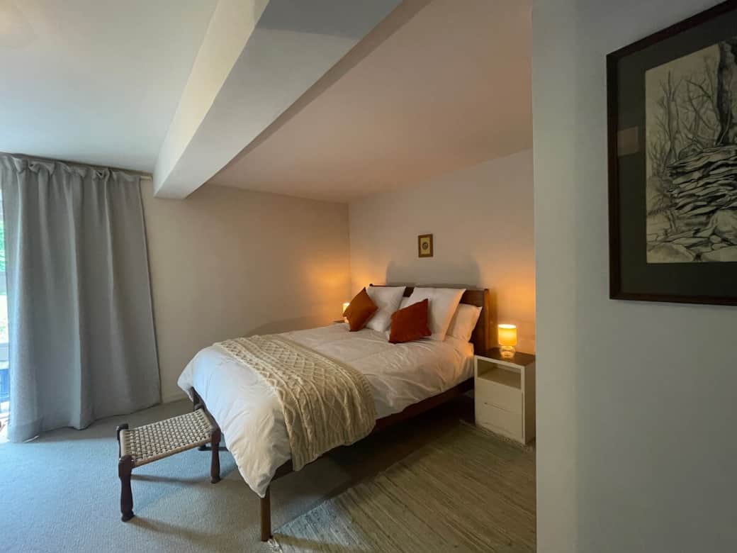 East facing aspect benefittimg from morning sun. Walnut bedframe with Kingsize silentnight ‘Premier Inn 2 ‘ sprung mattress. Built in drawers with vanity shelf and open clothes rail over provide space for clothes storage. 