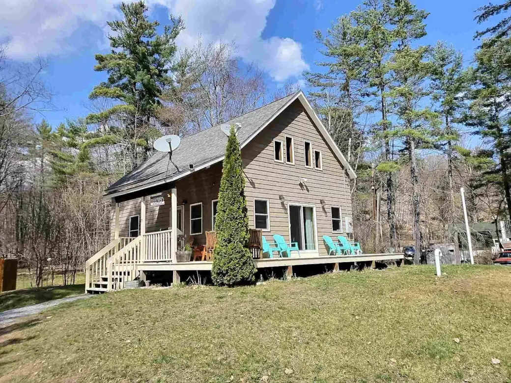 A peaceful New Hampshire cabin retreat—perfect for slowing down and unplugging.