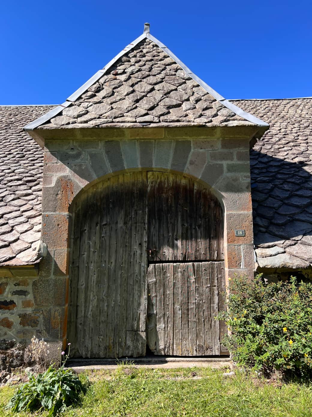 Porte entrée Grange Mary rénovée Porte entrée Grange Mary rénovée