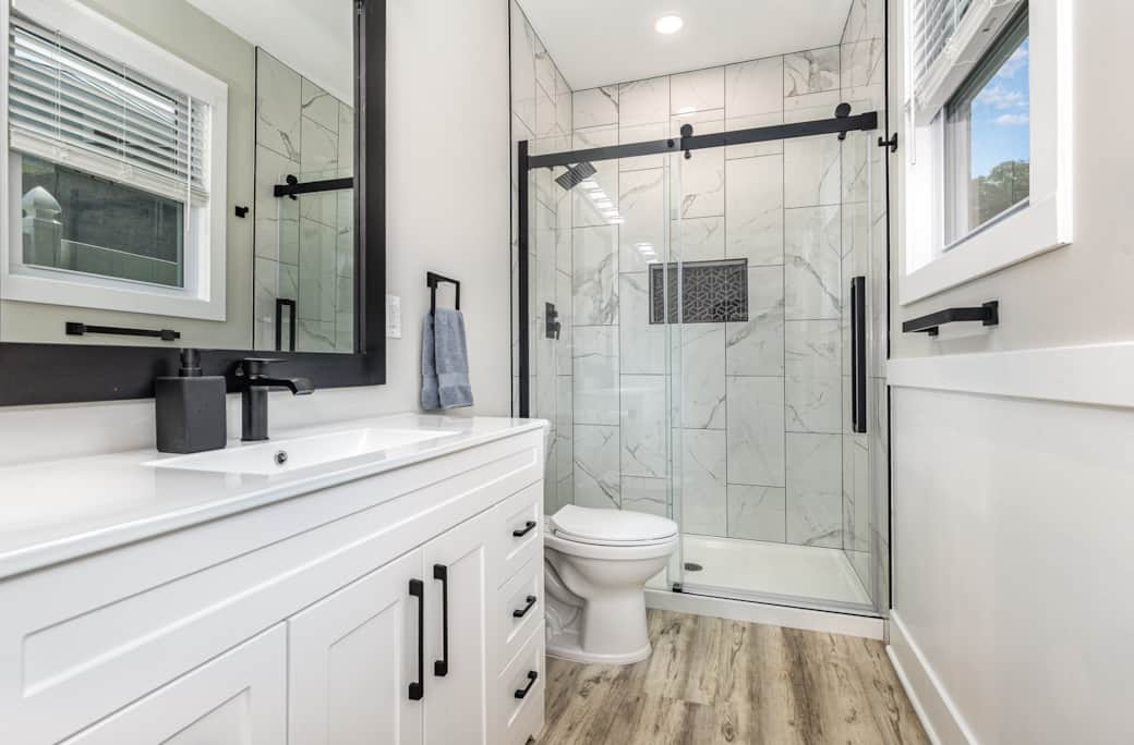 Full Bath with Towels, Floor Mats and Paper Products provided Full Bath with Towels, Floor Mats and Paper Products provided